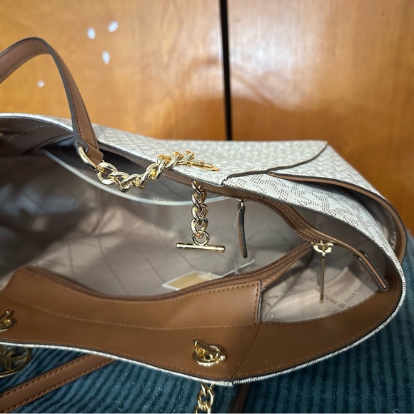 Michael Kors Full size Purse - Picture 5 of 6